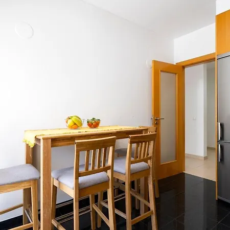 Апартаменти Spacious 2br - Large Pool & Balconies - Near Портіман