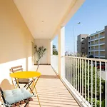 Spacious 2br - Large Pool & Balconies - Near Apartment *