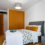 Spacious 2br - Large Pool & Balconies - Near Apartment