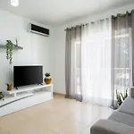 Spacious 2br - Large Pool & Balconies - Near