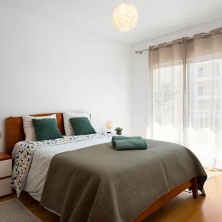 Apartment Spacious 2br - Large Pool & Balconies - Near