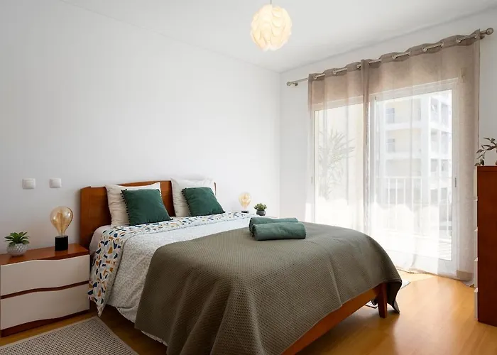 Apartment Spacious 2br - Large Pool & Balconies - Near