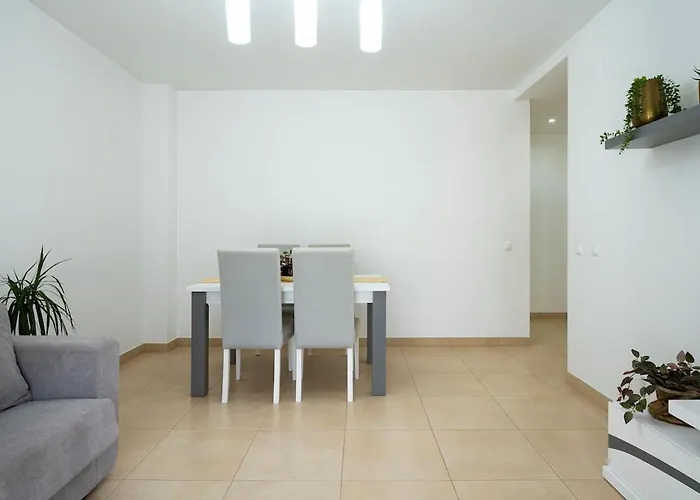 Apartment Spacious 2br - Large Pool & Balconies - Near *