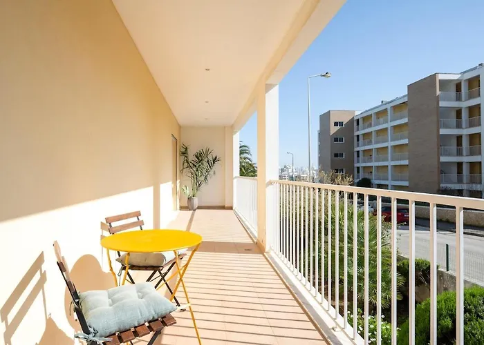 Spacious 2br - Large Pool & Balconies - Near Apartment *