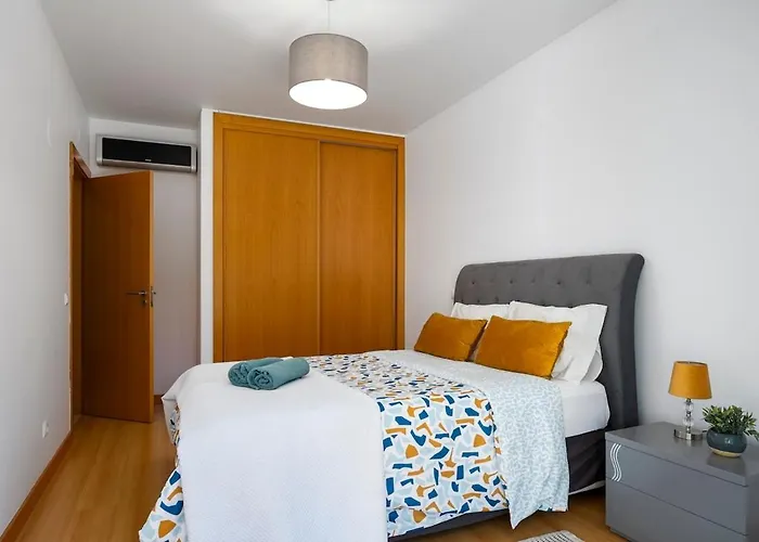 Spacious 2br - Large Pool & Balconies - Near Apartment