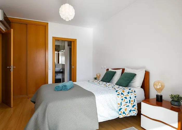 Apartment Spacious 2br - Large Pool & Balconies - Near