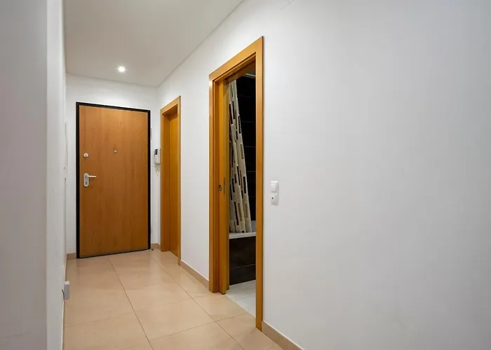 Spacious 2br - Large Pool & Balconies - Near Apartment *