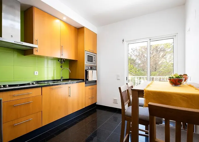 Spacious 2br - Large Pool & Balconies - Near Apartment