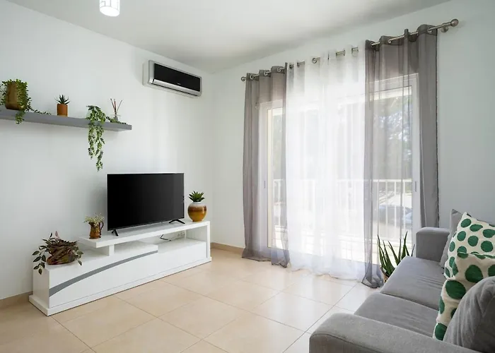 Spacious 2br - Large Pool & Balconies - Near